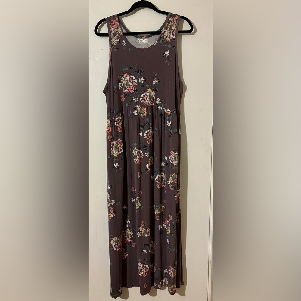 Chic Floral Maxi Dress in Brown